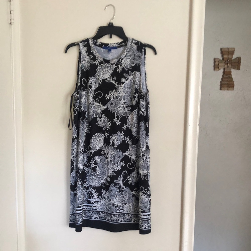 Apt 9 black and white stretchy dress with pockets